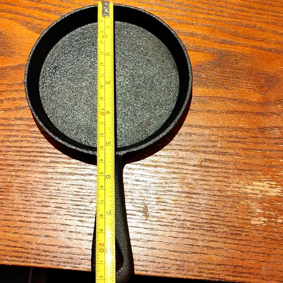 2 x Small Cast Iron Skillet - Picture 5 of 6